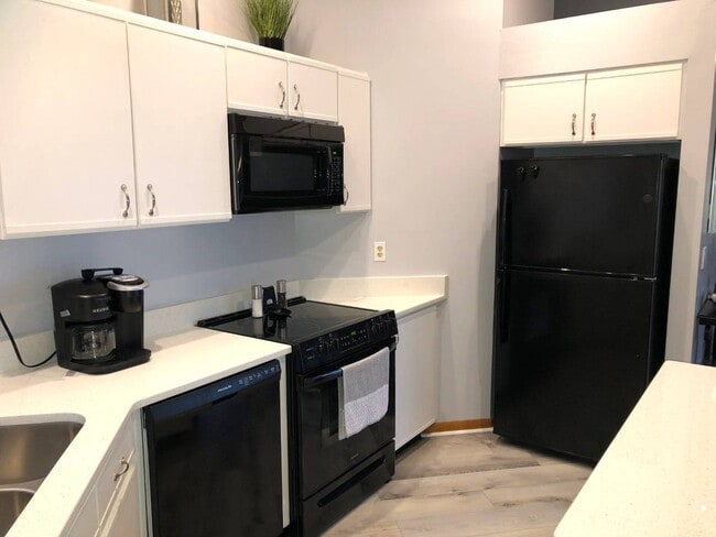 Building Photo - 4801 Casablanca Cir