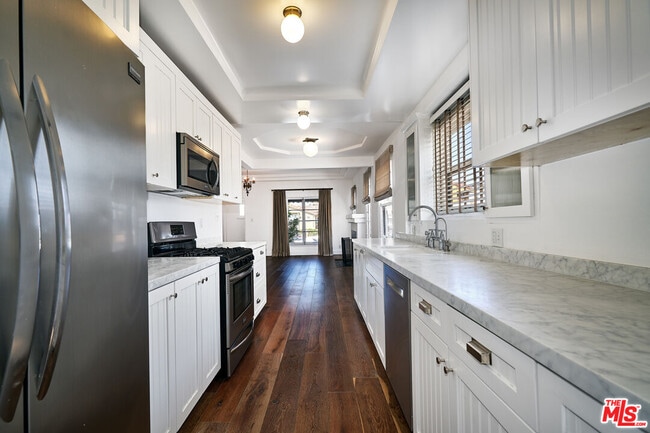 Building Photo - 1430 S Sierra Bonita Ave