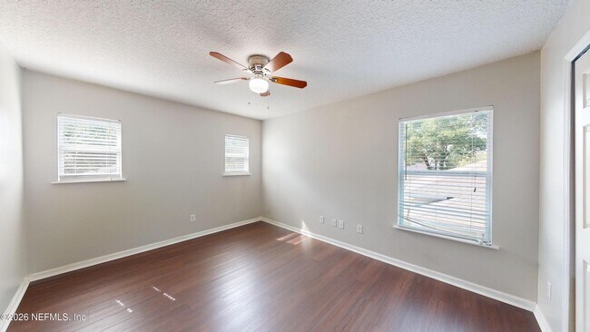 Building Photo - 1063 Collinswood Dr W