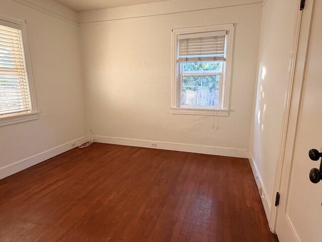 Building Photo - Cute home in Ventura Avenues includes garage for storage and a parking spot