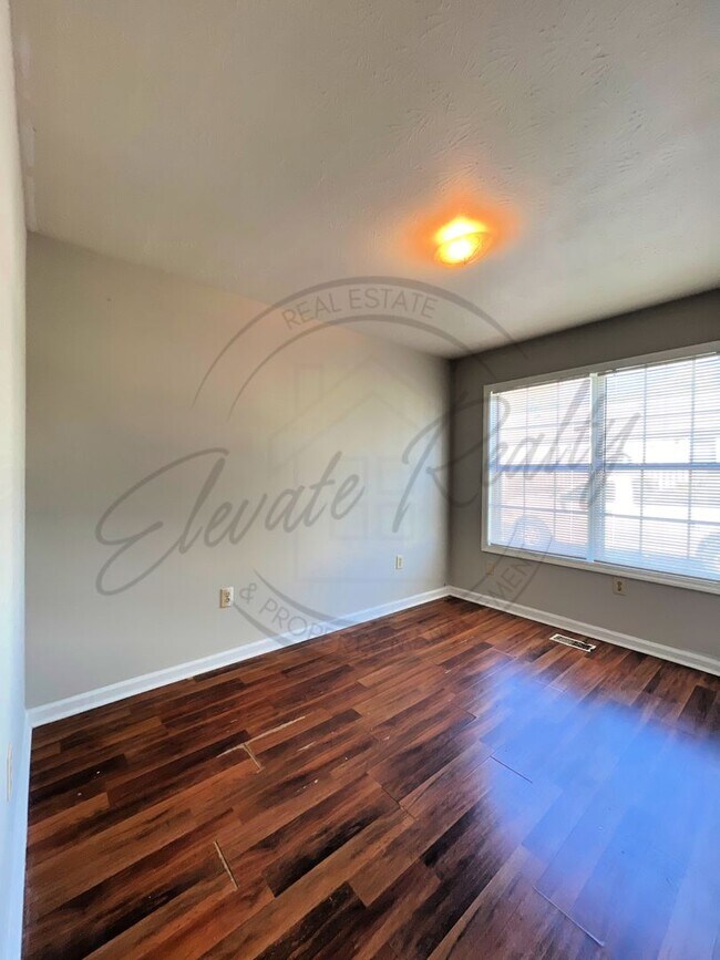 Building Photo - ON SPECIAL: Three Bedroom Ranch with Appli...