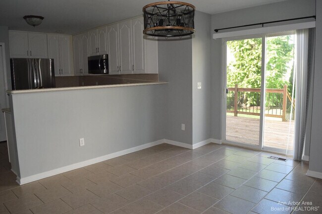 Building Photo - 8549 Hawthorn Hill