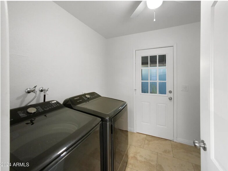 Building Photo - 1055 N Recker Rd