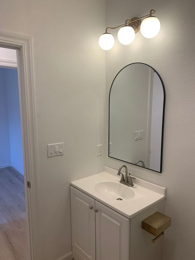 Building Photo - Modern 2-Bedroom Unit – $2,200/month