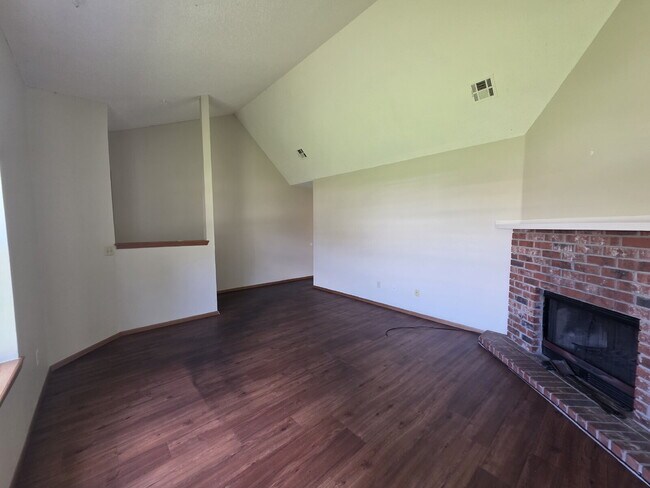 Building Photo - 2430 W Gum St