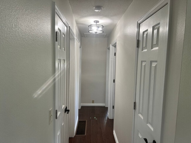Building Photo - 1410 Golden Valley Dr