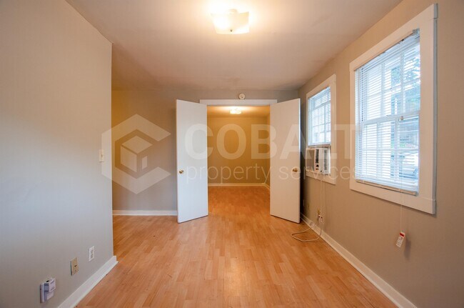 Building Photo - 674 Somerset Terrace NE