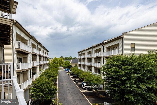 Building Photo - 7931 Crescent Park Dr