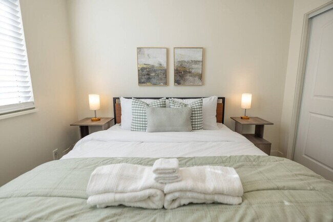 Building Photo - 1157 E Sego Lily Dr