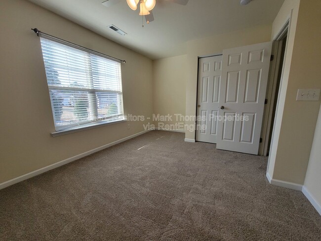 Building Photo - 100 Stratford Lakes Dr