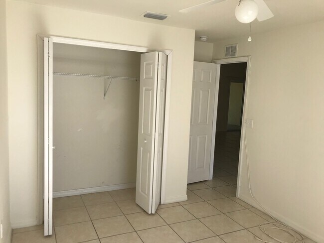 Building Photo - 601 SE 5th St