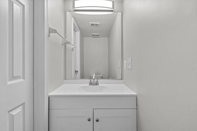 Building Photo - 3 Bed 2 Full Bath/2 Half Bath - Rockville Townhouse - Move In Ready