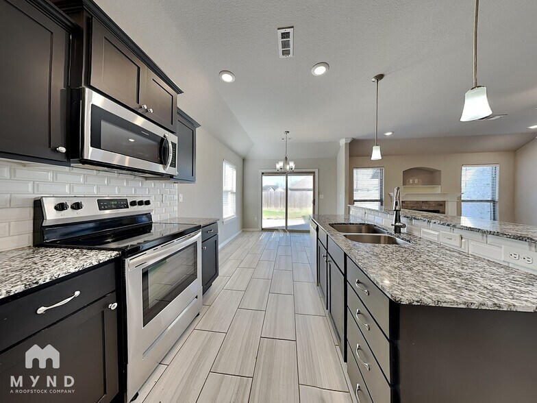 Building Photo - 480 Holly St