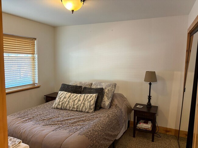 Building Photo - Large furnished mountain home