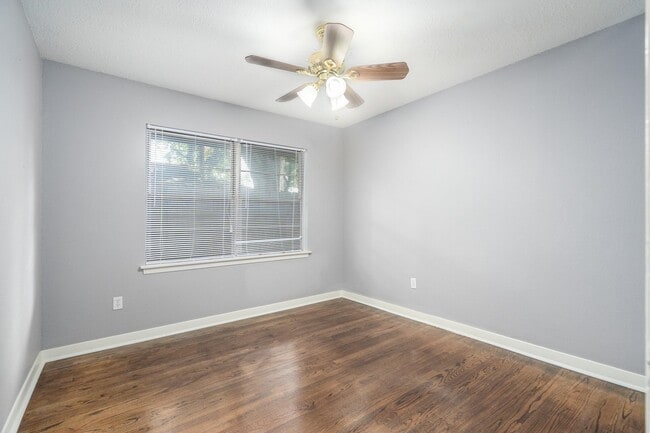 Building Photo - 4915 Hialeah Dr