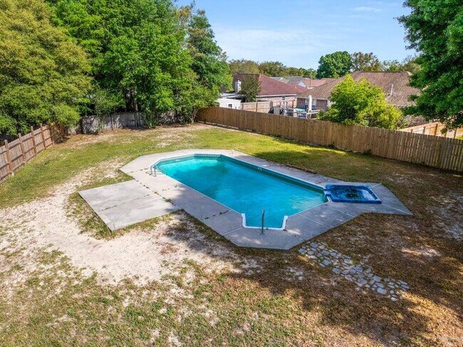 Building Photo - 425 Whirlaway Ct