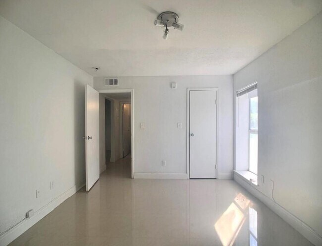 Building Photo - 733 Riverside Dr