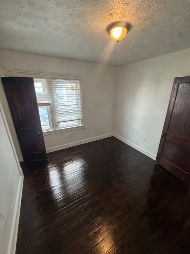 Building Photo - 2217 W 105th St