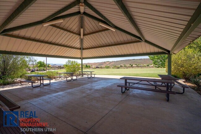 Building Photo - Beautiful Coral Canyon Home