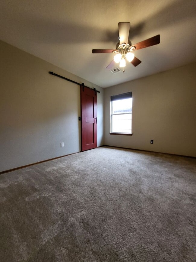 Building Photo - (3) Bed/(2) Bath + Study/Office in NW Norman! Storm Shelter! Neighborhood Pool!