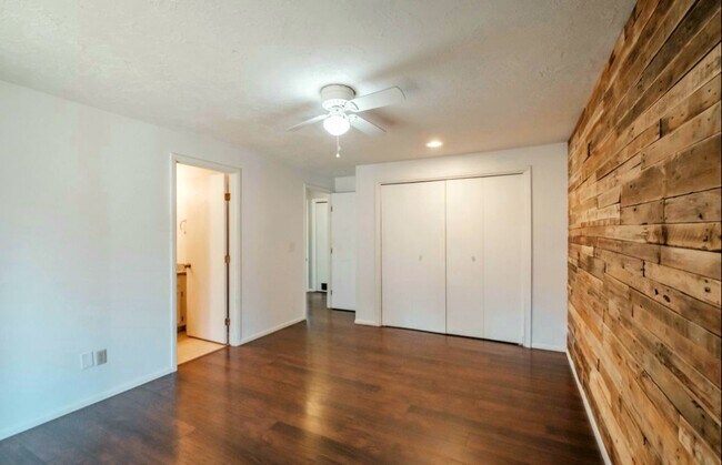 Building Photo - 1420 Cunningham Ln S
