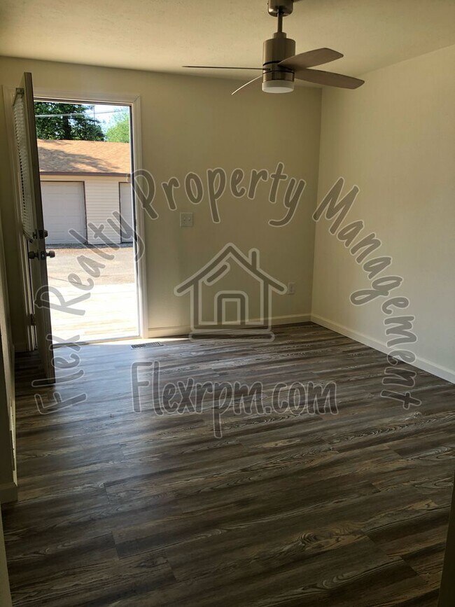 Building Photo - West Side Town Home - Sylvania Schools!!!