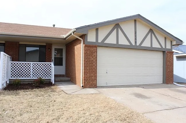Building Photo - Spacious 3 bedroom duplex close to McConne...