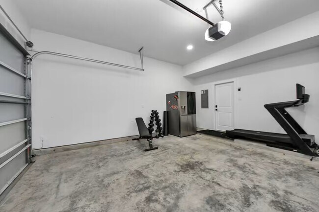 Building Photo - 6747 Peerless St