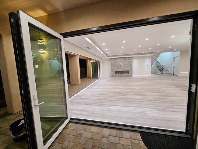 Building Photo - Exquisite 5-Bedroom Luxury Pool Home with ...