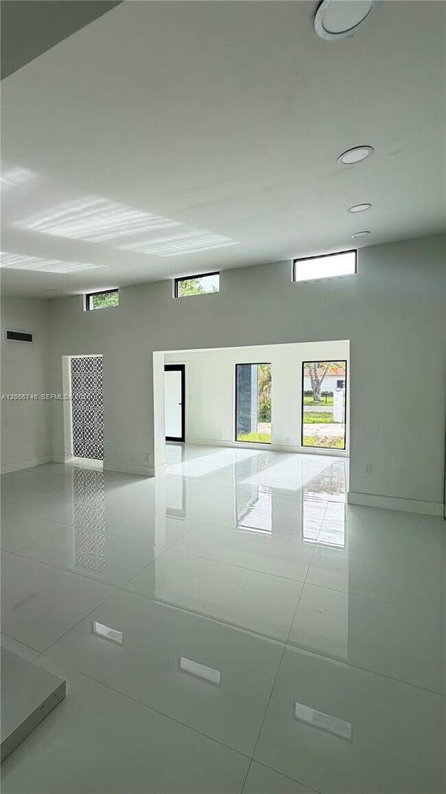 Building Photo - 935 SW 72nd Ave