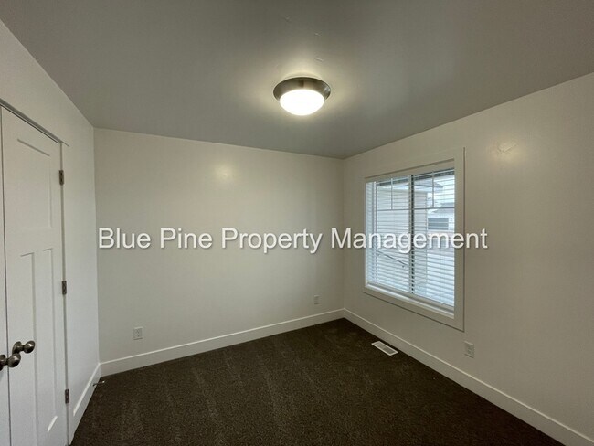 Building Photo - 6047 Cedarwood Ln