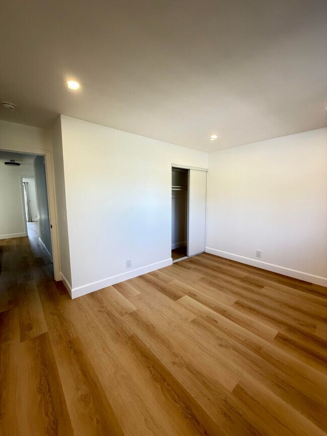 Building Photo - 9887 Broadmoor Dr