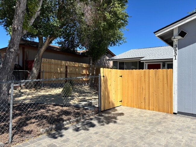 Building Photo - MOVE IN SPECIAL - 1/2 OFF THE 1ST MONTH RE...