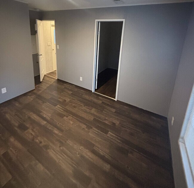 Building Photo - 3150 Plateau Dr