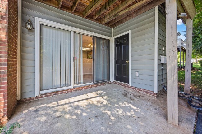 Building Photo - Light and bright 2-primary suite, 2-bath condo in Firethorne of Charlotte.