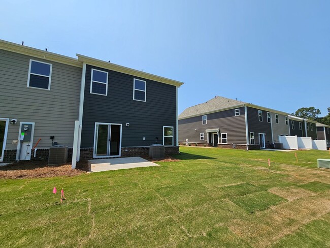 Building Photo - Like New End-Unit townhome in Monroe