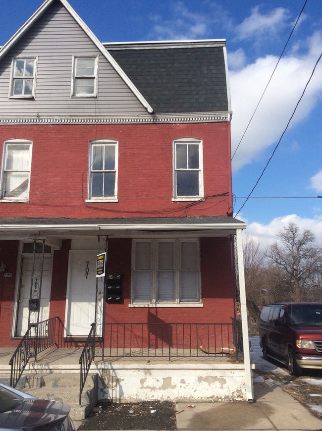 Building Photo - 2 Bedroom on 2nd/3rd Floor-East End of Yor...