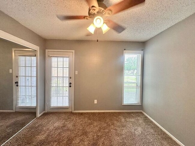 Building Photo - 2 Bed 1 Bath Apartment in South Tyler!