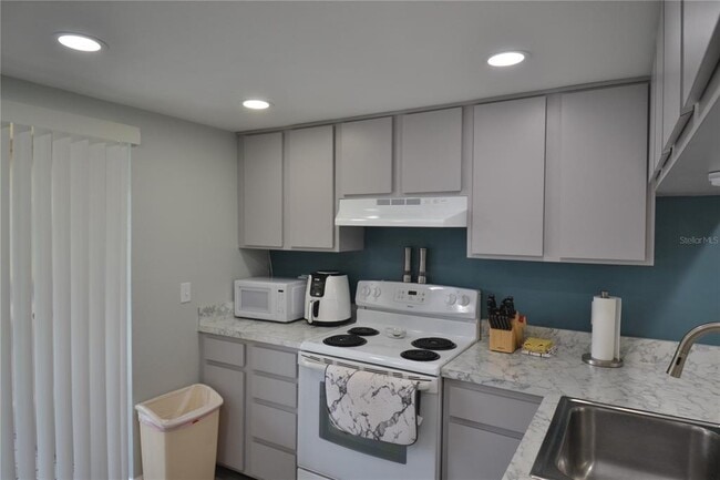 Building Photo - 284 Woodlake Wynde