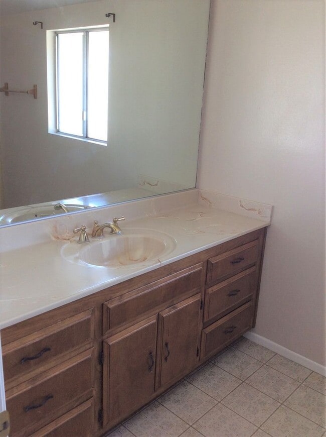 Building Photo - 4 Bedroom 1.75 Bathroom in Riverside