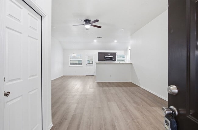 Building Photo - Beautiful 3BD Home on Corner Lot with Fenced Yard & 2-Car Garage in Sonterra