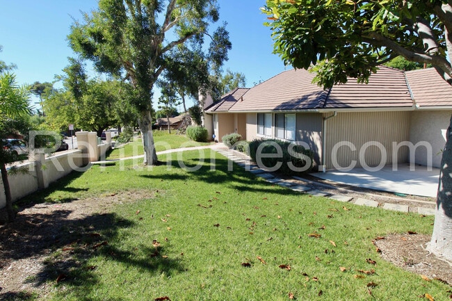 Building Photo - 2822 Mesa Dr