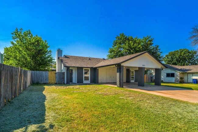 Building Photo - Modern 2 Bed, 2 Bath Multiplex in Austin, ...