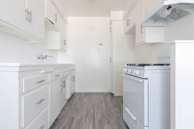 Building Photo - 8425 S Western Ave