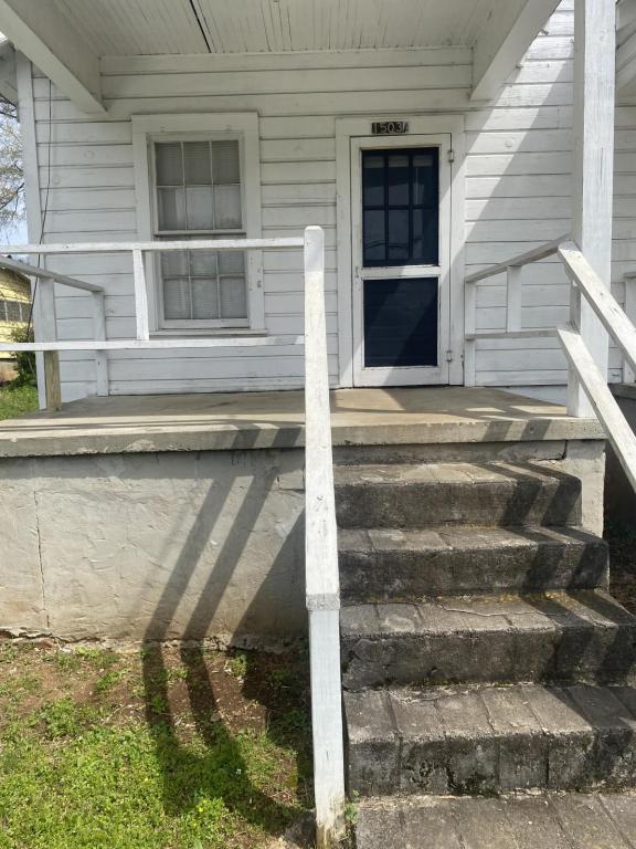 Primary Photo - 1503 Maple Ave SE
