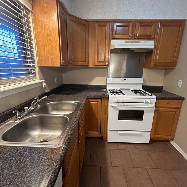 Building Photo - 7208 Creekside Dr