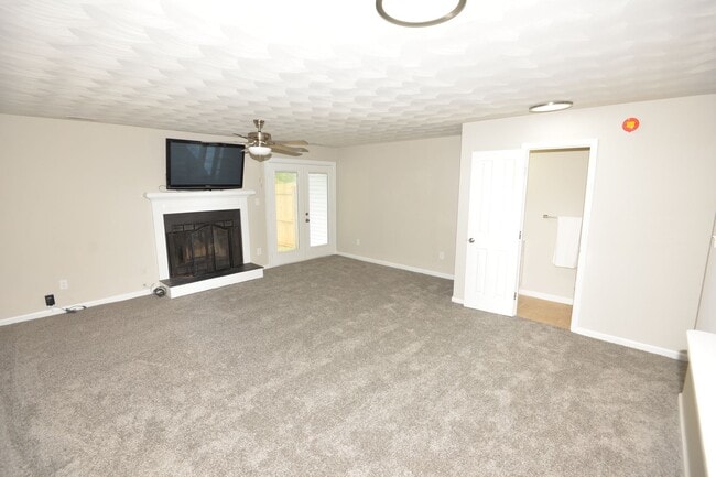 Building Photo - Renovated Townhome for Rent