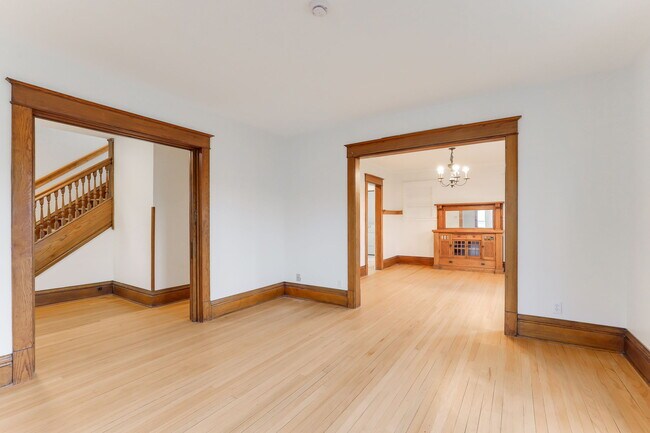 Building Photo - 2105 Como Ave