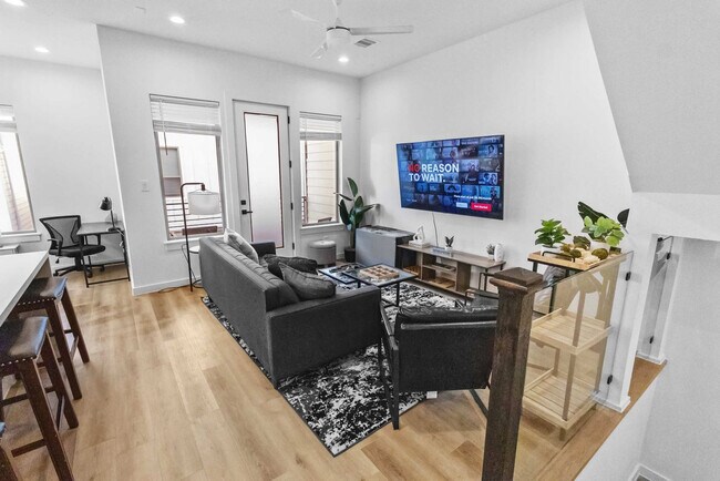 Building Photo - 6742 Peerless St