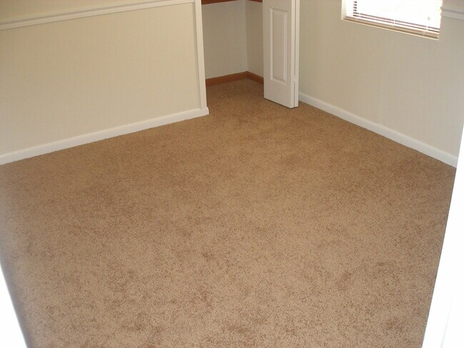 Building Photo - 508 Pinegrove Ave